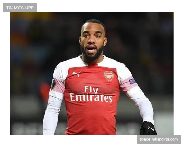 里昂老将拉卡泽特因轻伤缺席训练，出战成疑